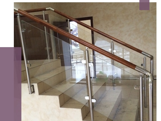 Комбинированные перила из металла и дерева в Мирном