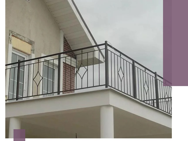 Изготовление балконных ограждений в Мирном из металла и стекла